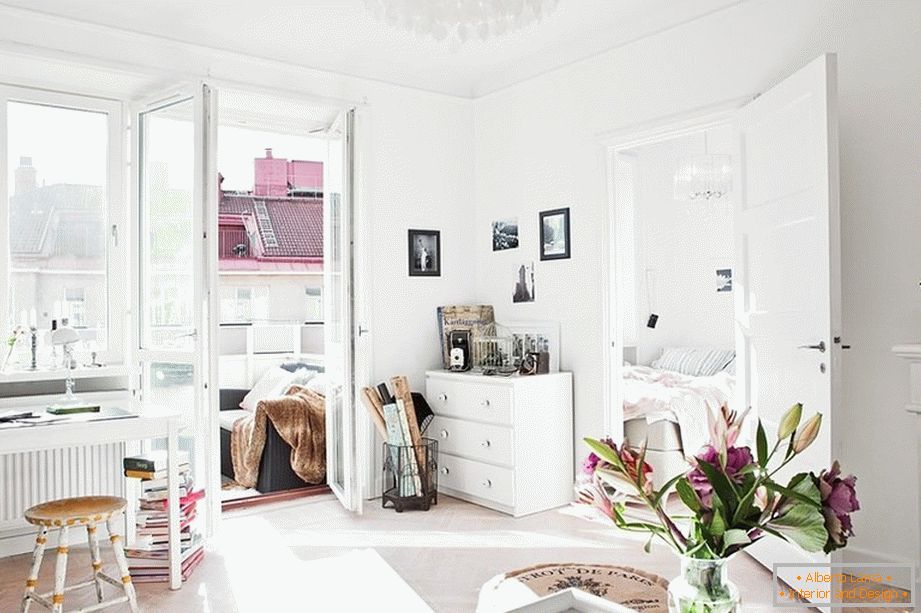 Дневна соба со пристап до балкон во бела боја