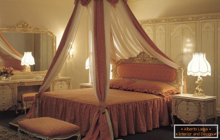 Baldachin над креветот се смета за најневообичаен елемент на декор од спалната соба.