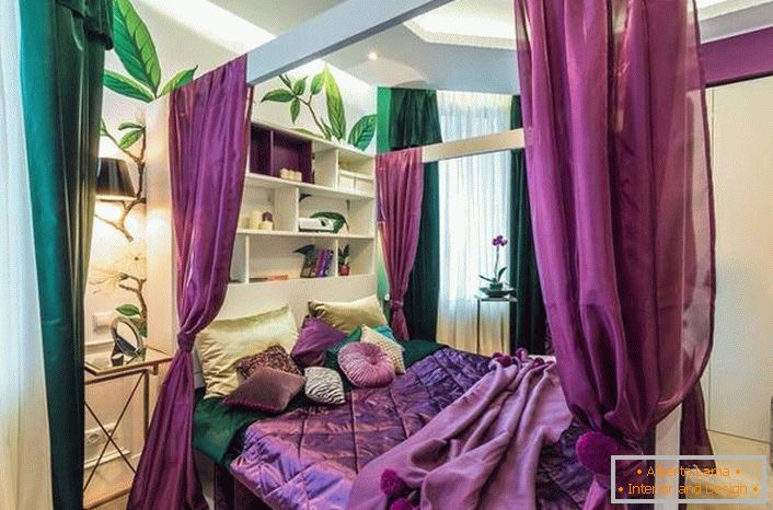 Со крошна над креветот во спалната соба, можете да создадете повеќе пријатна и интимна атмосфера.