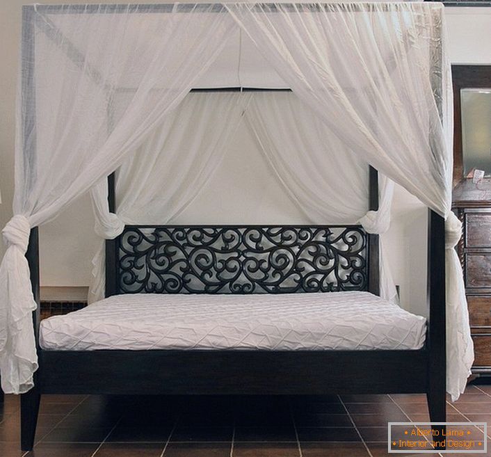 Спалната соба во стилот на Арт Нову е атрактивна поради правилната организација на креветот. За шиење крошна е користена лесна природна ткаенина.