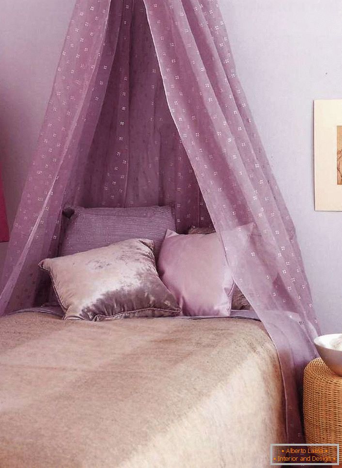 Светлината, воздухот крошна на светло виолетови боја ја прави ситуацијата во собата романтична и лежерна.