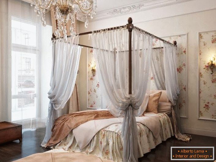Спалната соба во барокниот стил е украсена со елегантна, воздушна крошна што го прави одмор уште поопуштен. 