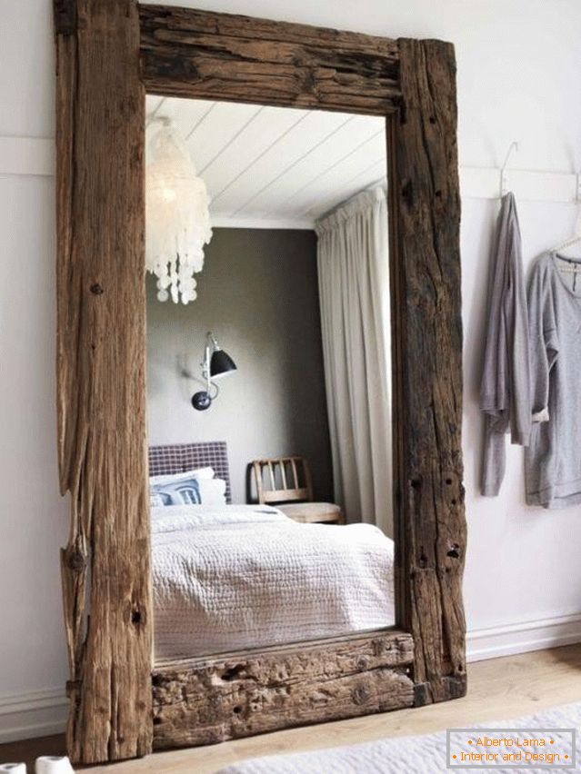 Огледало рамка направена од дрво