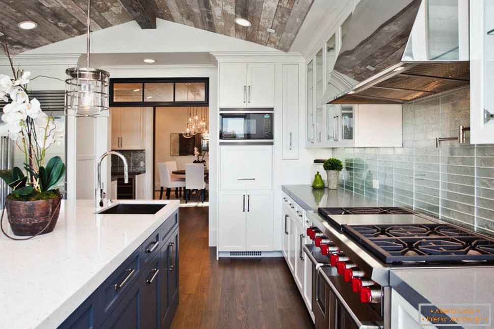 Кујна со сив дрвен таван