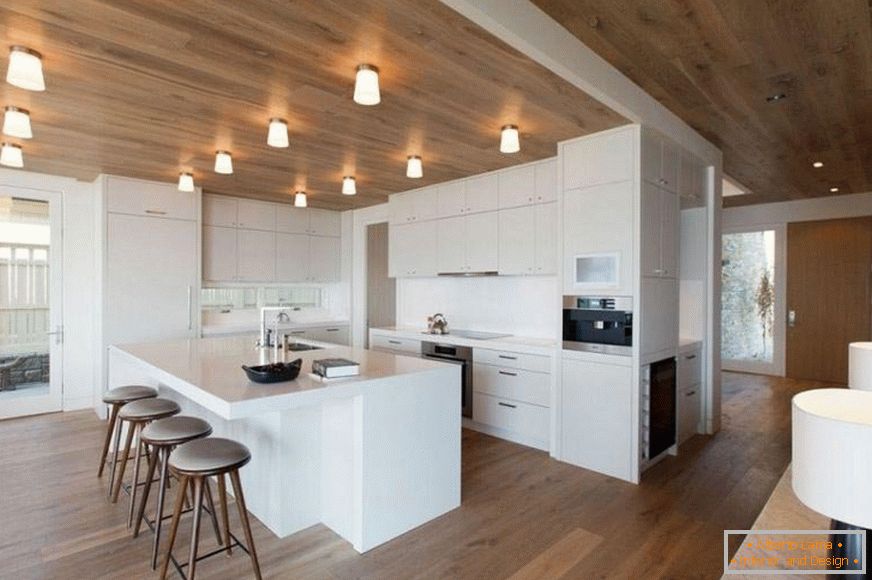 Пространа кујна со дрвен таван