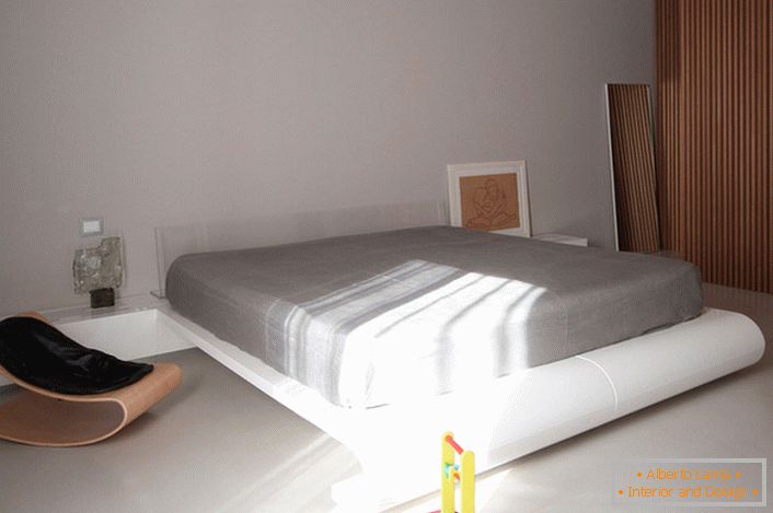 Детска соба во стилот на минимализмот со голем кревет е интересно решение за семејство со две деца.