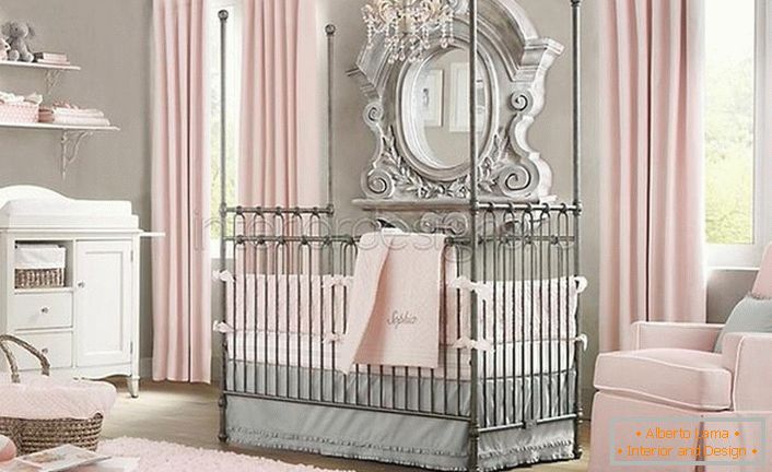 Соба во стилот на минимализмот за бебето. Во внатрешноста има ехо на барокен стил, кој хармонично се вклопува во целокупниот дизајн концепт.