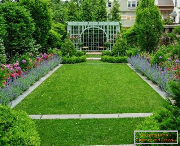 Дизајн проект на дворот на приватна куќа во селото - цвеќиња во градината