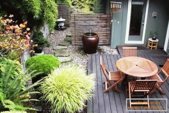 Како да ги красат дворот со свои раце - слика на градинарски мебел и декор