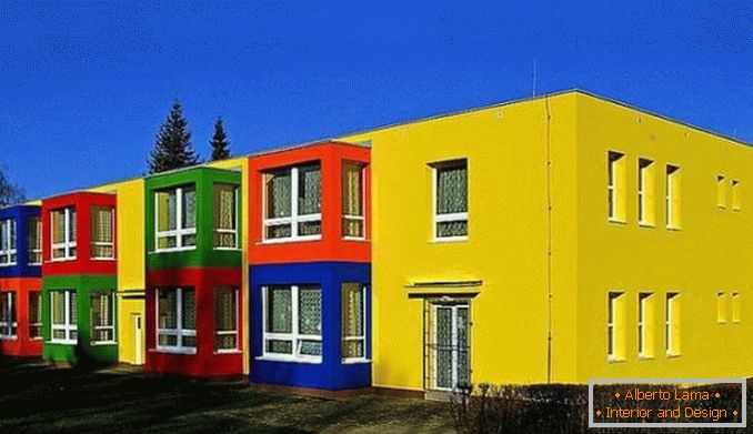 Боја решение на фасадата на приватна куќа фото