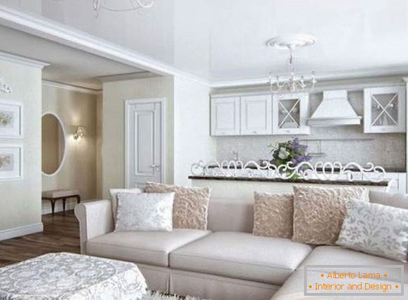 Класичен дизајн на дневната соба во приватна куќа во бела боја