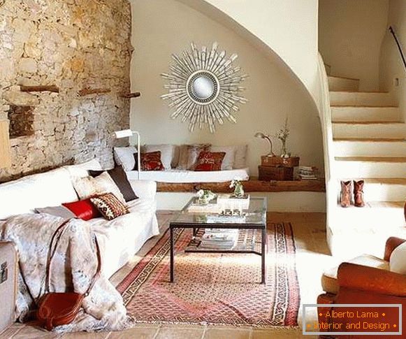 Стилски дизајн на дневната соба со скали во приватна куќа