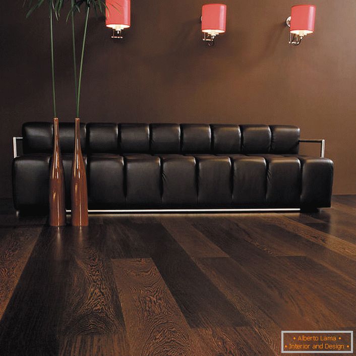 Венге ламинатот во дневната соба совршено се совпаѓа со тапациран мебел со тапацир од чоколадо. Гостинската соба во темни бои, и покрај неговата едноставност и лаконски дизајн, е една од најлуксузните опции за дизајн.