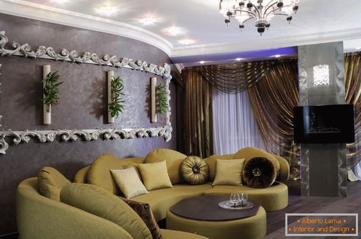 За декорација на дневната соба со стил на уметност деко, се избира мек мебел од синап. Извонреден е и малтер на ѕидот, кој наликува на украсена, кадрава рамка. 
