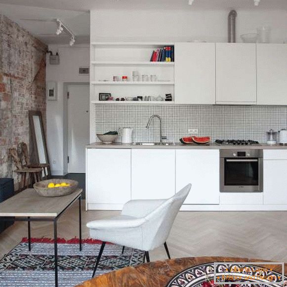 Стилски дизајн на еднособен стан - комбинирана кујна
