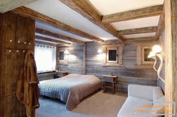 Внатрешноста на спална соба во селска куќа во стилот на вила