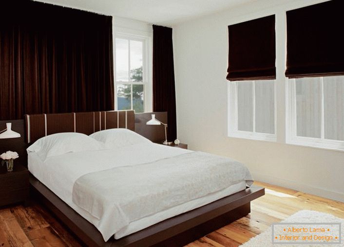 Спална соба Венге не ги сака ексцесите, па декоративните елементи треба да бидат минимум. 