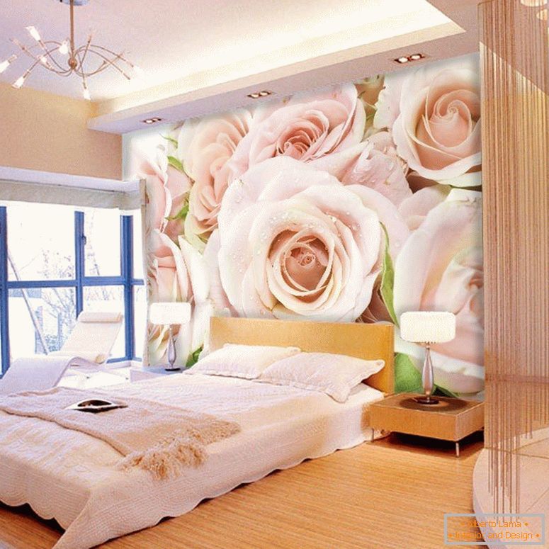Рози на ѕидот на спалната соба