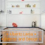 Комбинацијата на бел мебел и дрво во кујната