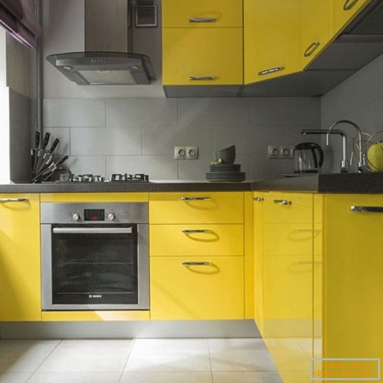Жолта мебел во кујната