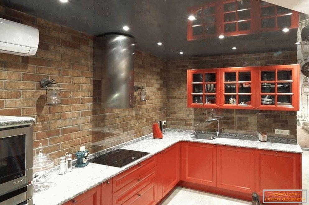 Катче кујна во црвено без горни шкафове над работната површина