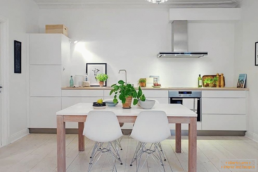 Пространа бела кујна со вграден фрижидер