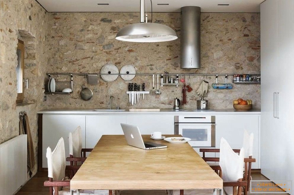 Кујна со бетонски ѕидови и голема гардероба со трпезарија област
