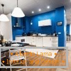 Одделување на кујна и дневна соба со осветлување