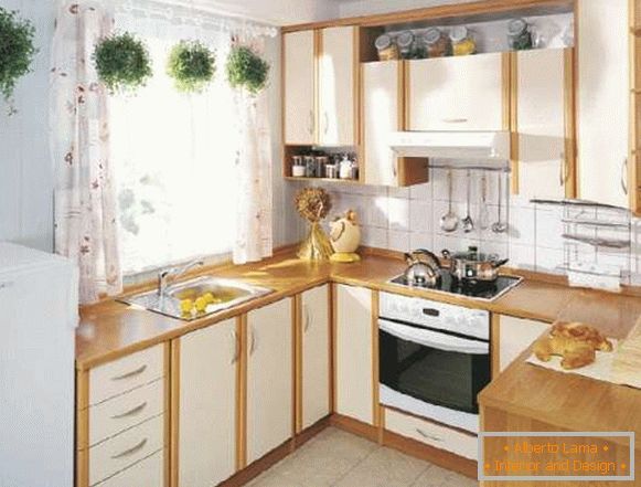 Дизајн на мал агол кујна во приватна куќа - избор на фотографии