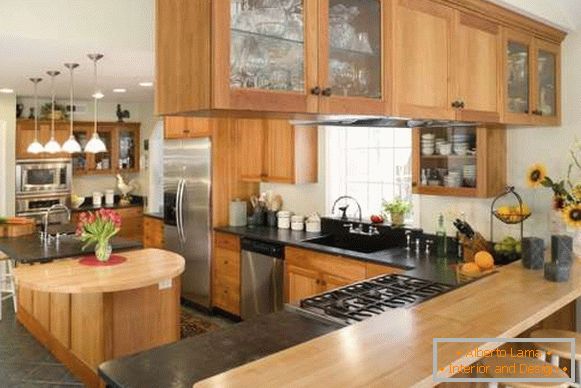 Модерен дизајн агол кујна со остар и дрвени бар - слика во приватна куќа