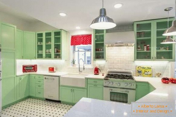 Зелена аголна кујна во приватна куќа - модерен дизајн на фотографијата