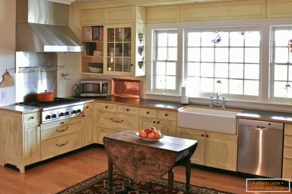 Голем агол кујна во светли бои во рустикален куќа