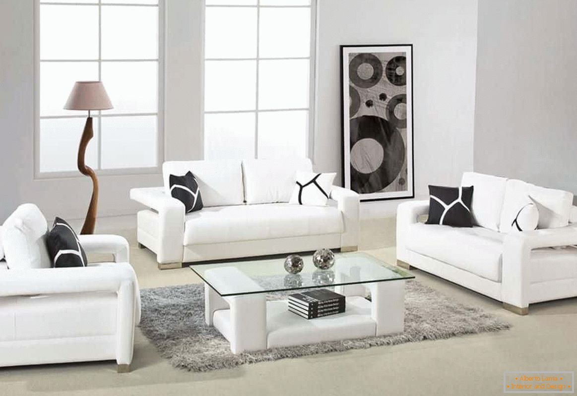 Светла плоштадна дневна соба со бел мебел
