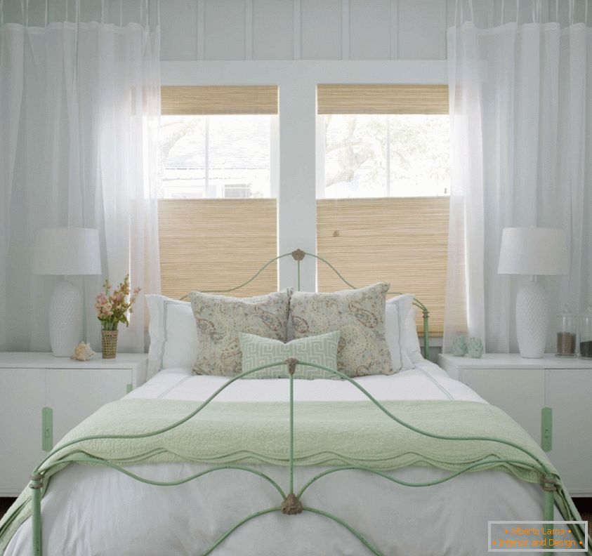 Деликатна бела спална соба во стилот на Прованса