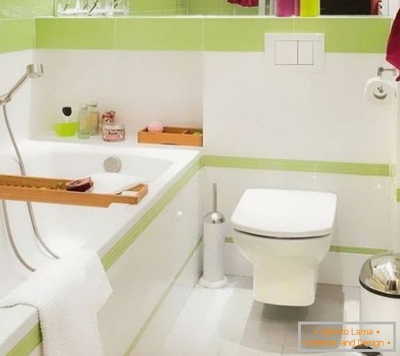 Мала комбинирана бања со бело-зелени плочки