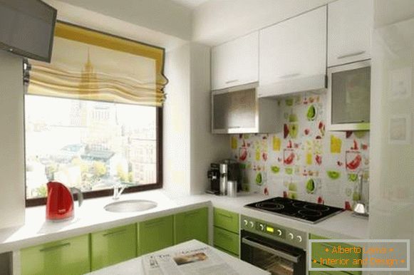 Мали фото соби - дизајн на бела и зелена кујна во станот