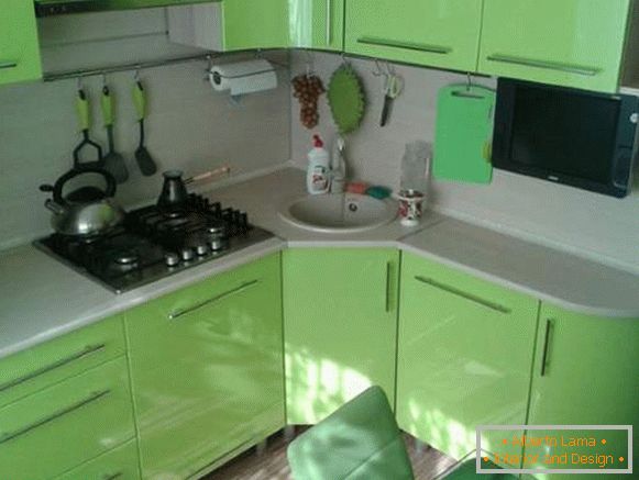 Внатрешноста на зелена кујна во дизајнот на мал стан од 30 квадратни метри