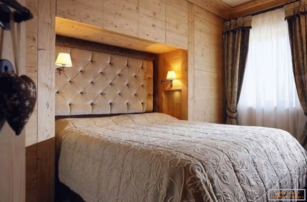 Спална соба во ниша на дрвени кабинети