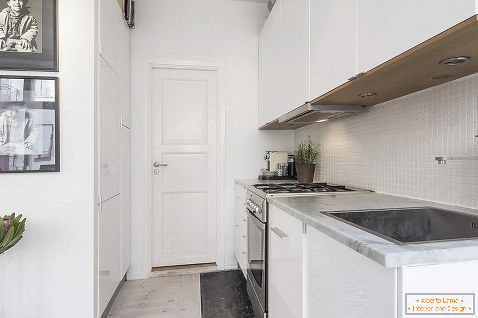 Мала кујна во бела боја