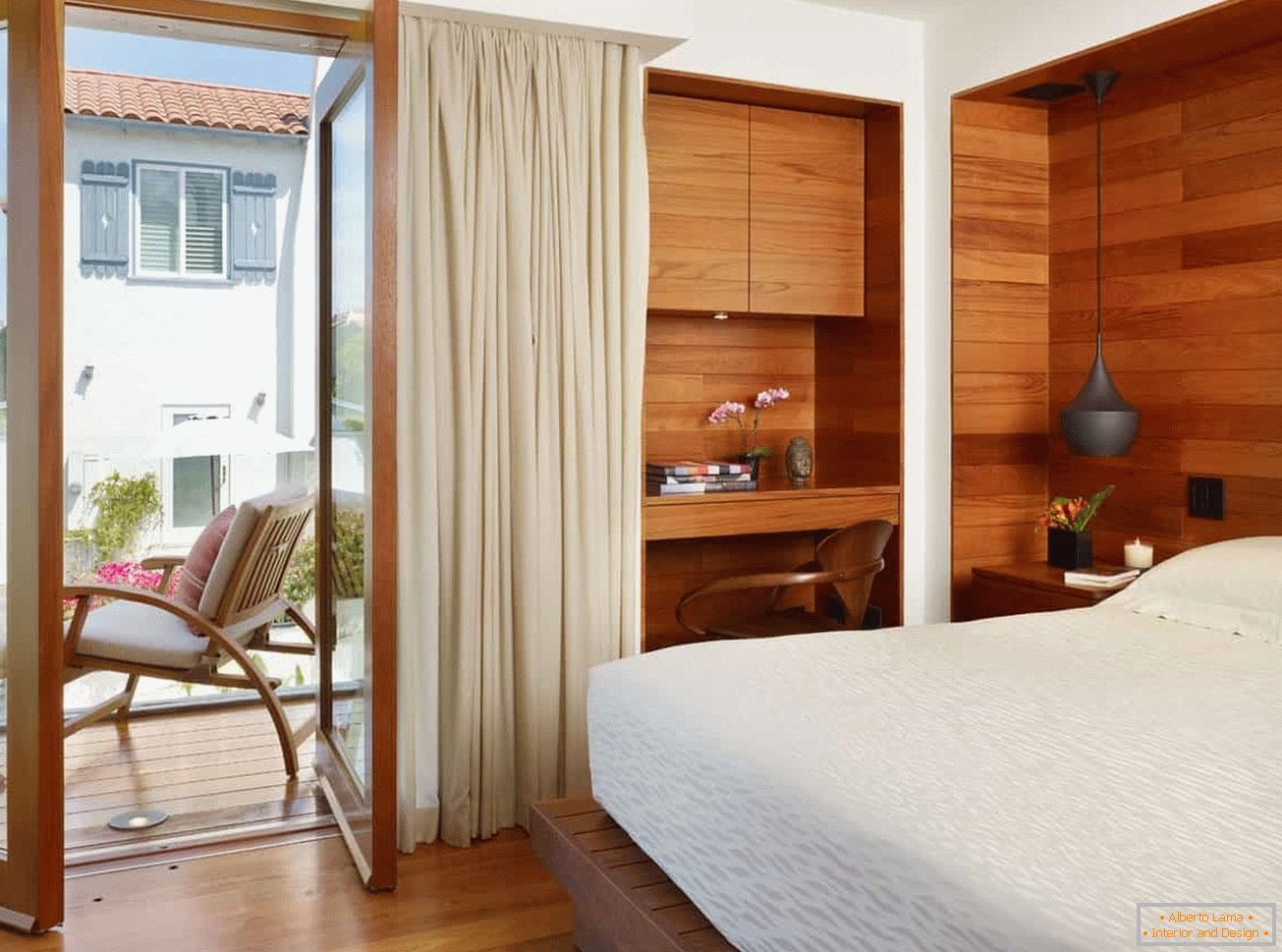 Мала спална соба со дрвен ѕид