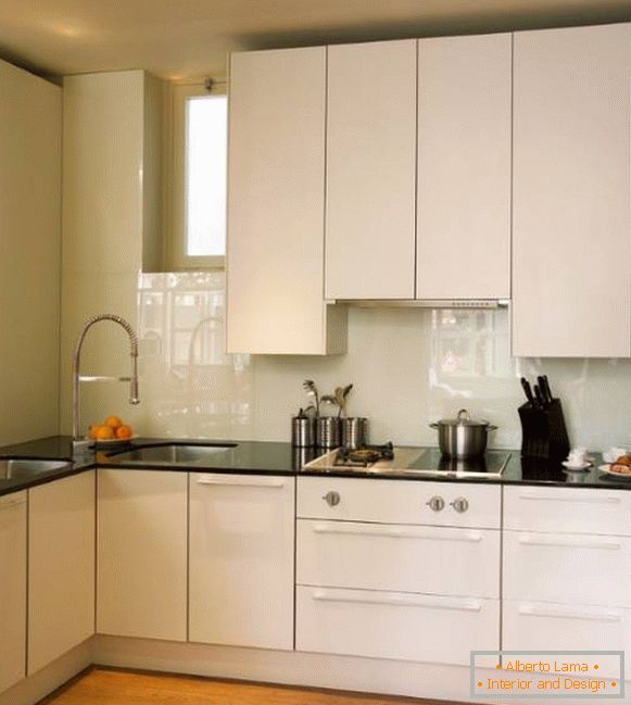 Модерен дизајн на мала кујна во бела боја