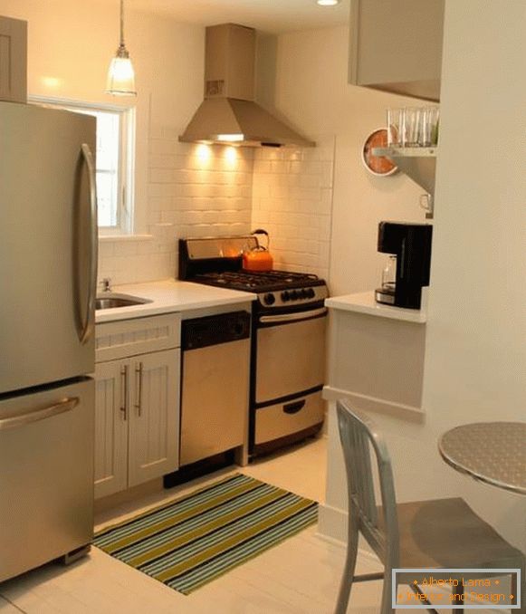 Модерен дизајн на мала кујна со фрижидер на сликата