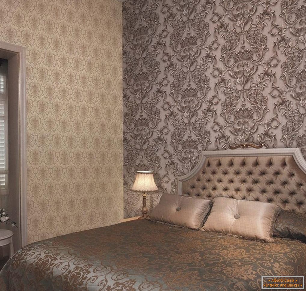 Комбинацијата на различни модели на ѕидот во спалната соба