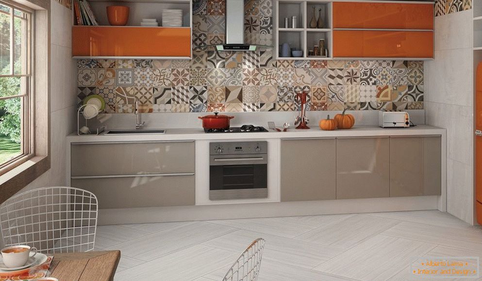 Мебел сиво-портокалово во внатрешноста на кујната