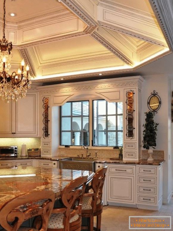 Луксузен таван во класична кујна