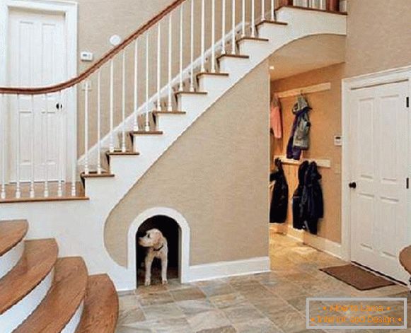 ходникот во куќата со скалила дизајн слика, фото 38