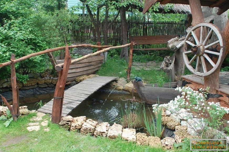 Мостот низ езерцето