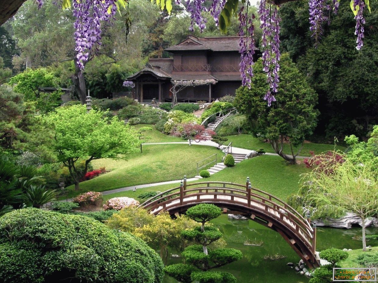 Градина со патеки, езерце и мост