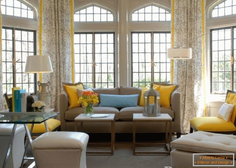 Жолта завеса во дневната соба