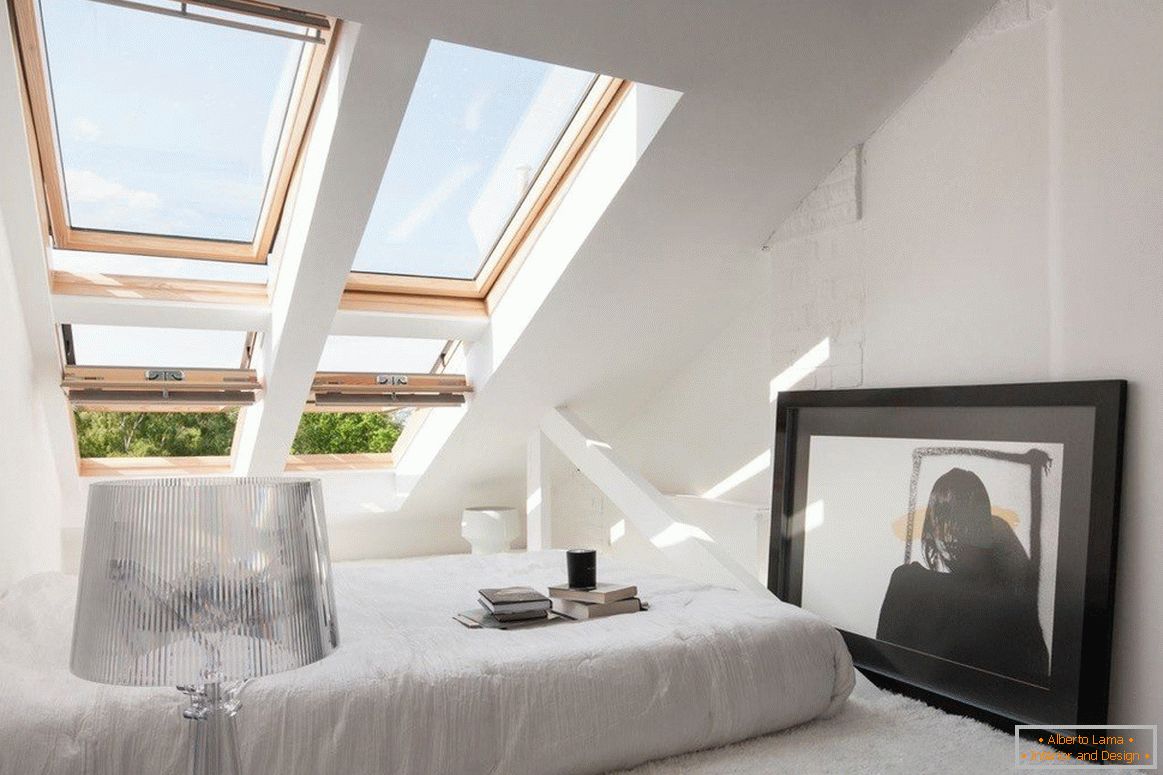 Убава спална соба со прозорци на покривот на покривот